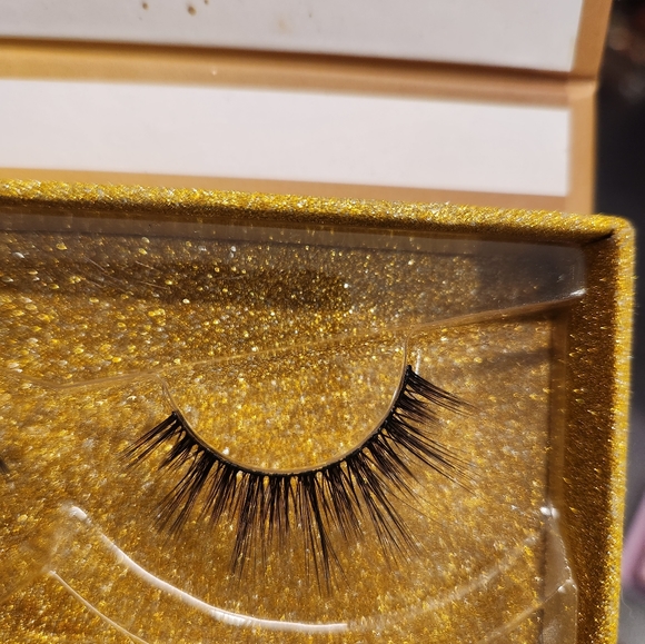 Lashaholic luxury lashes - Picture 2 of 4